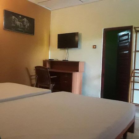 Hansika Guest Inn Buttala Buitenkant foto