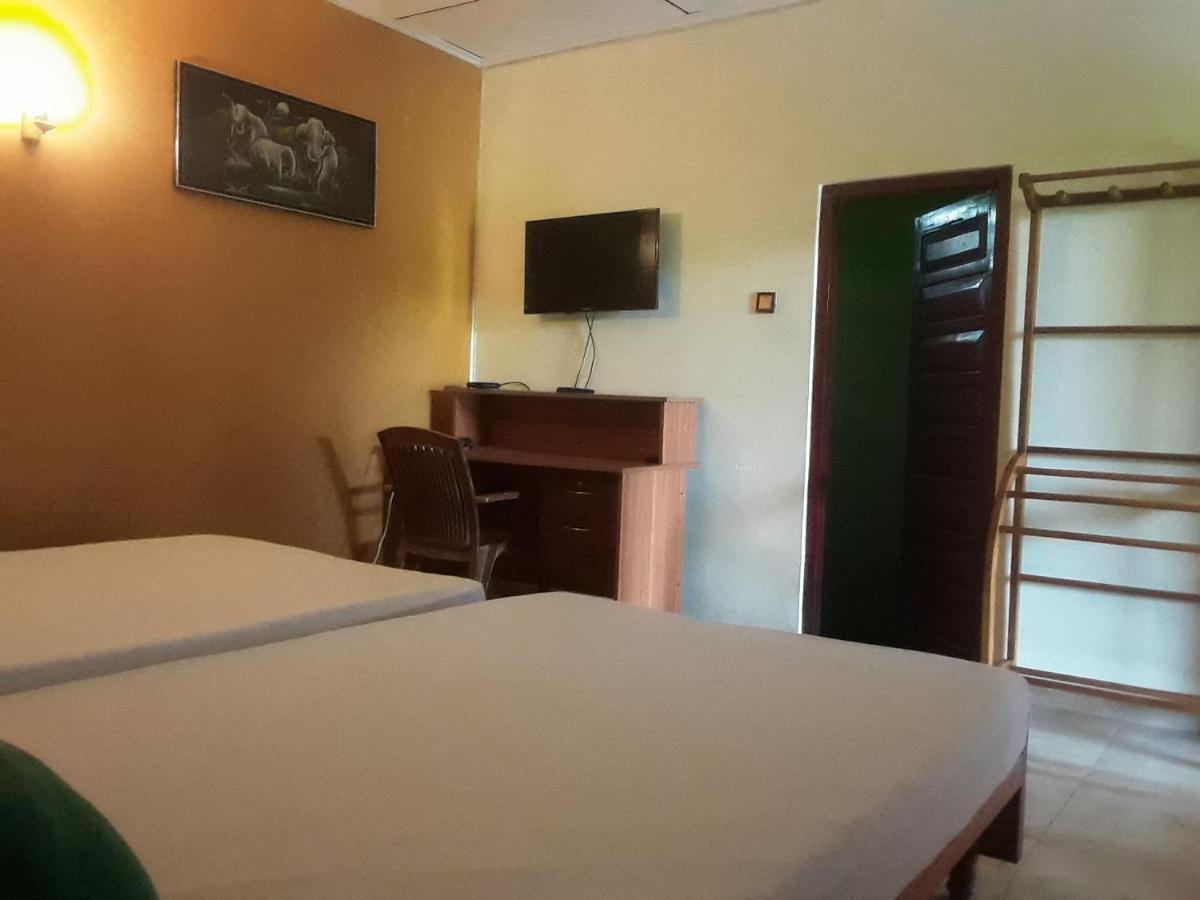 Hansika Guest Inn Buttala Buitenkant foto