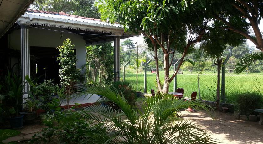 Hansika Guest Inn Buttala Buitenkant foto
