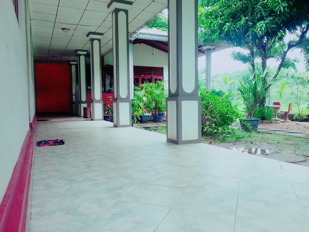 Hansika Guest Inn Buttala Buitenkant foto