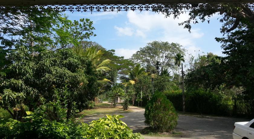 Hansika Guest Inn Buttala Buitenkant foto