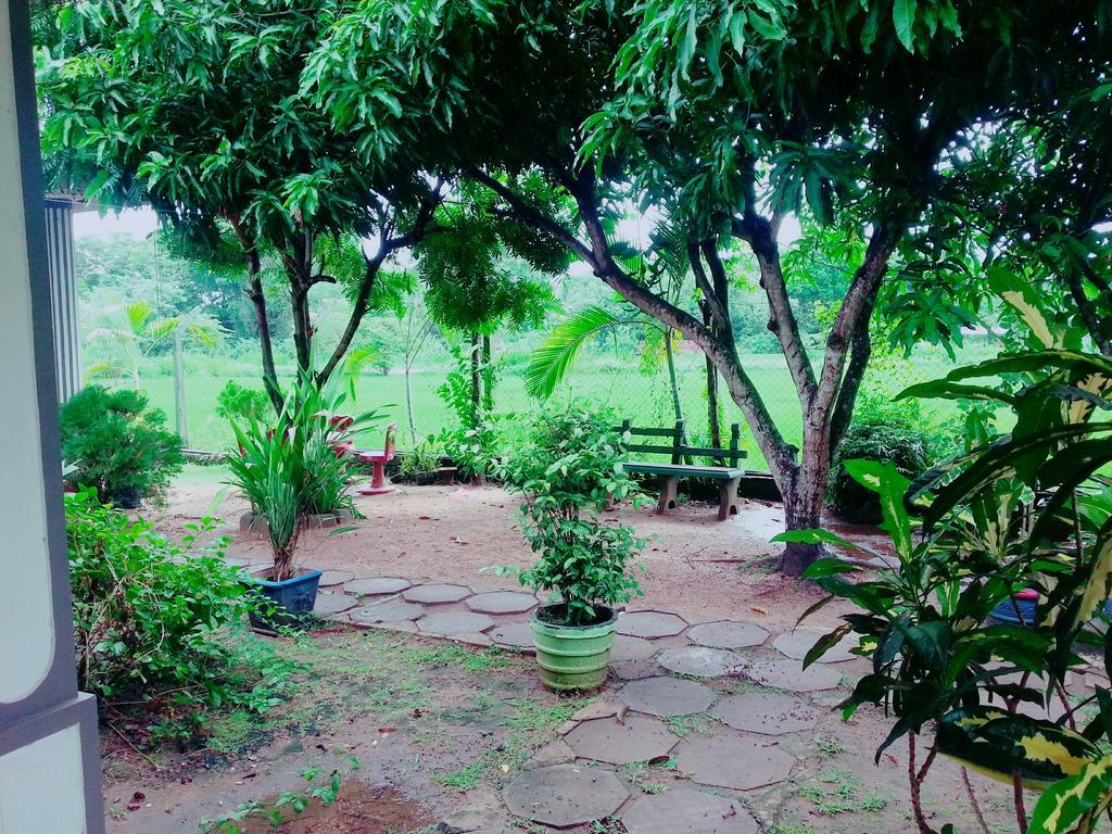 Hansika Guest Inn Buttala Buitenkant foto