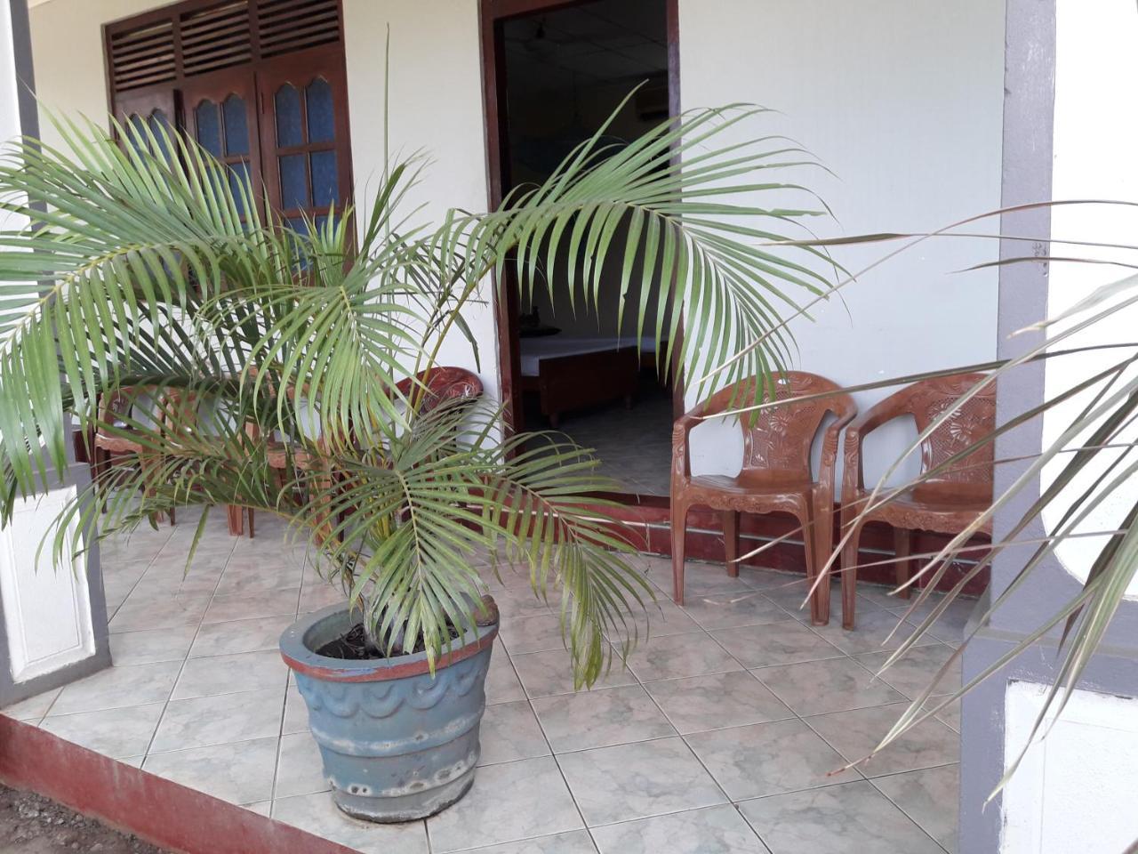 Hansika Guest Inn Buttala Buitenkant foto