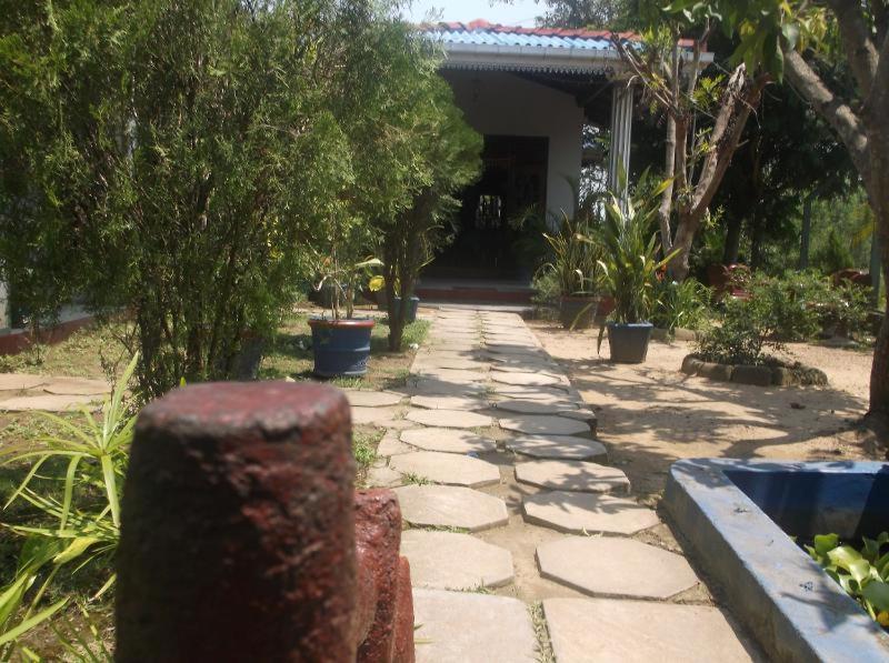 Hansika Guest Inn Buttala Buitenkant foto